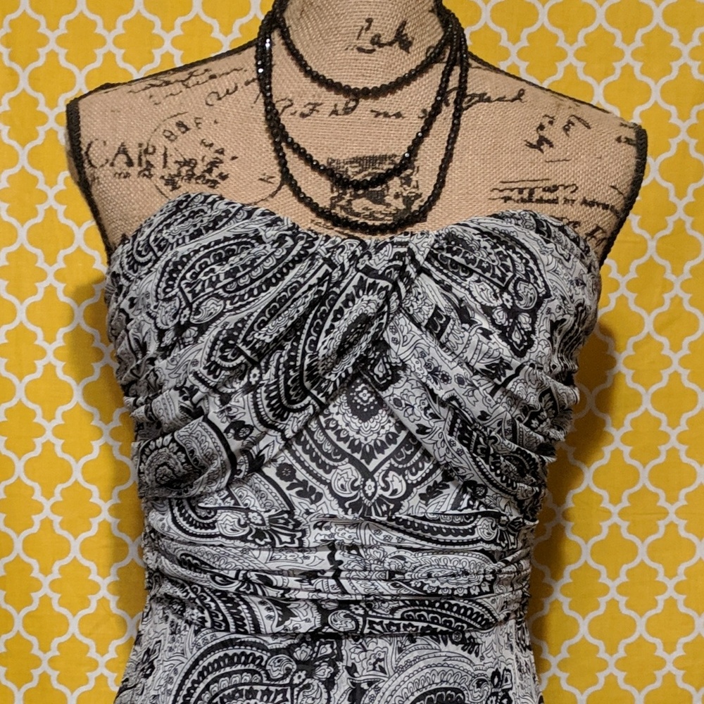 Black & White paisley patterned stapless dress